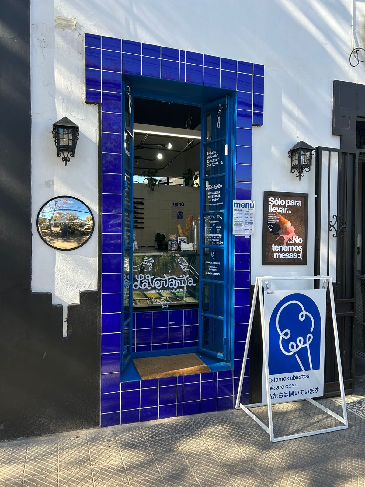 Fachada de La Ventanita, ventana de azulejo azul cobalto en Av. Italia 1484