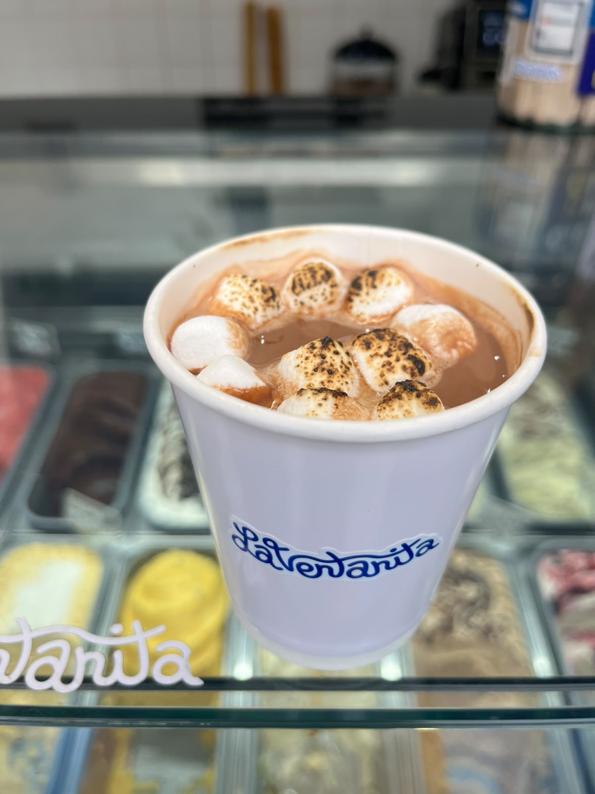 Hot Chocolate de La Ventanita con marshmallows tostados, en vaso con el logo Laventanita