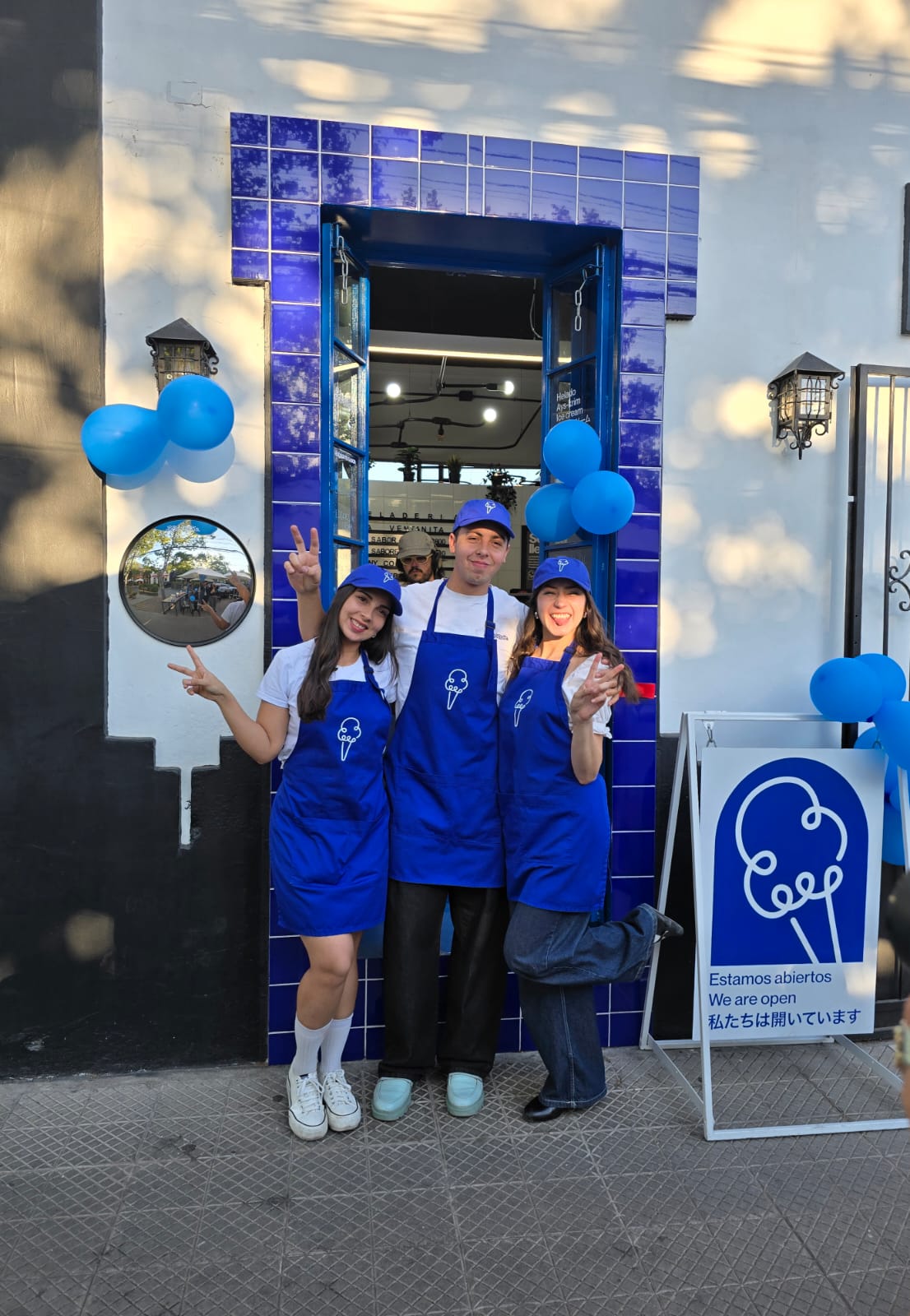 Equipo de La Ventanita celebrando la inauguración con globos azules, Barrio Italia