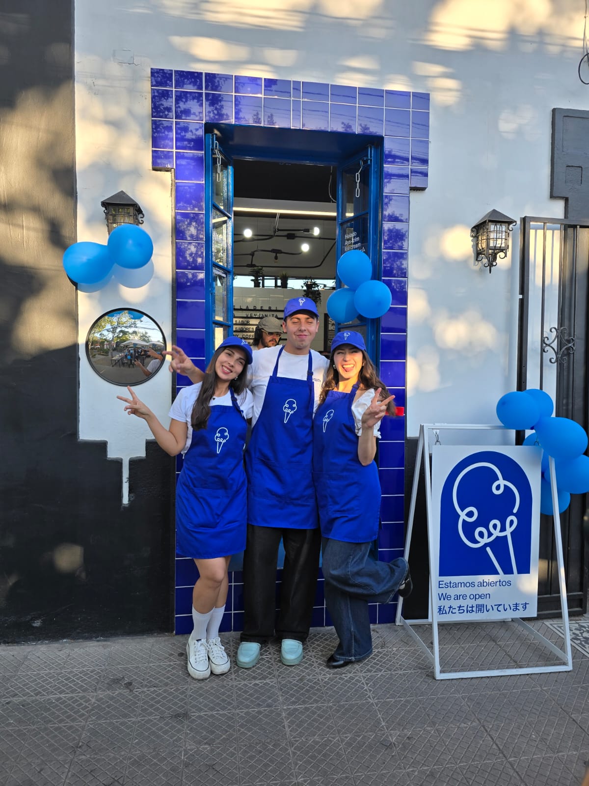 Equipo de La Ventanita frente a la ventana de la tienda el día de la inauguración